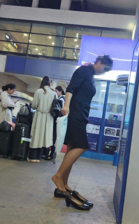 4K机场罕见东航成熟乘务长金棕丝换鞋 4P