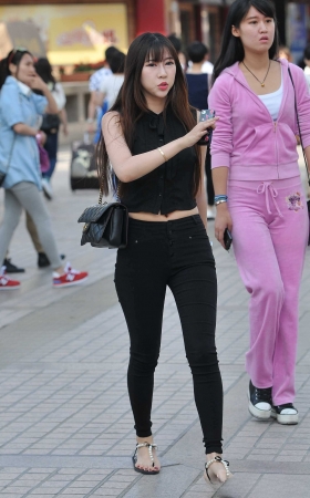 曲线玲珑的黑紧身裤 娃娃脸美女 [10P]