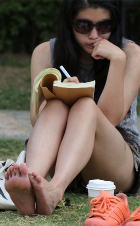 No793 漂亮女生脱鞋静静阅读，一双细足极致骨感