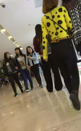 黑色紧身美女商场挑衣服
