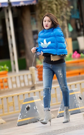 斗篷服紧牛仔高跟鞋，性感美女真俏丽 [13P]