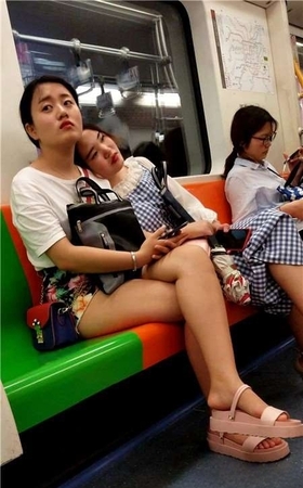 4K地铁上的裸腿小妹
