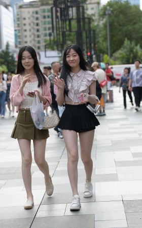 清秀脱俗，大白腿女生