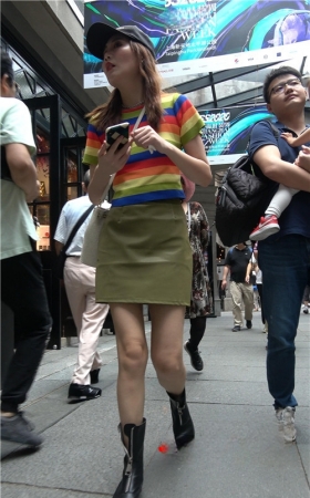 漂亮的黑色鸭舌帽小姐姐