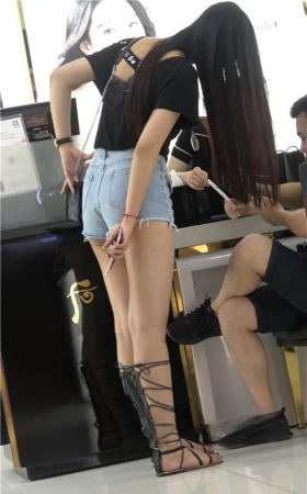 极品牛仔短裤月牙长发美女