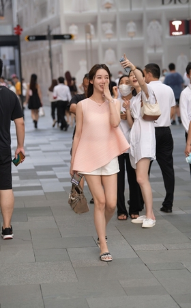 22710-4+106靓丽美腿小姐姐