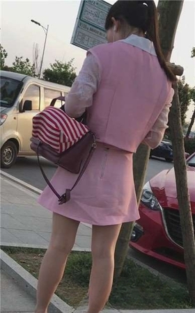 广场上的超美粉色系马尾辫少女，一身粉色打扮真漂亮。