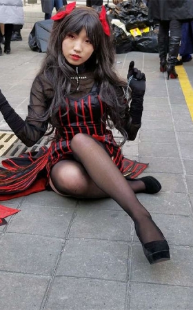 展会外拍的性感极品黑丝二次元cosplay少女