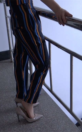 漂亮妈妈的肉丝袜美足脚
