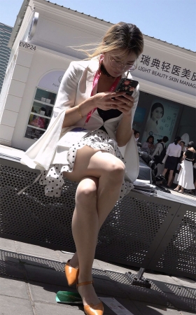 带着眼镜有气质的丝袜美女
