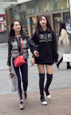 这个季节还能拍到这种美腿美臀。 [10P]