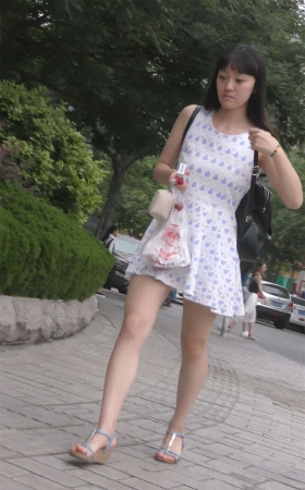 短裙美女的白皙美腿