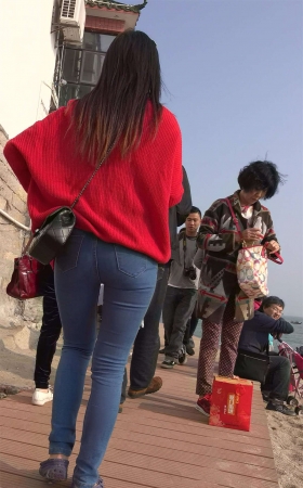 超紧蓝牛宽臀红色毛衣小清新街拍美女