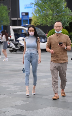 爱穿紧牛高跟的女人