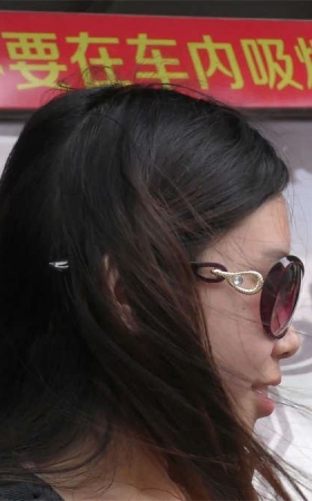 等车的大长腿热裤美眉