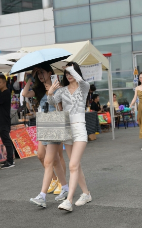 条纹衣服白热裤眼镜妹 [18P]