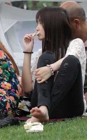 No135 长发清纯美少女的一双大白脚