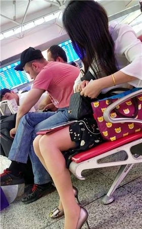 4k超清，美腿高跟鞋小姐姐翻找车票？