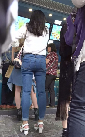 紧身蓝色牛仔裤白衬衫好身材街拍美女姐姐美臀