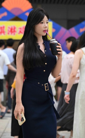 25611-43-46√她喝的是啥呢？ 8P
