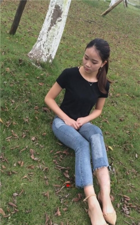 草地上的牛仔裤小姐姐