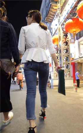 戴着眼镜的牛仔裤小姐姐