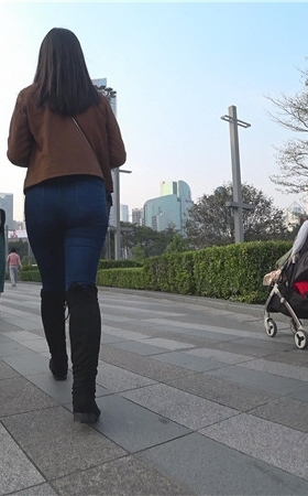 戴眼镜的丰腴牛仔美女