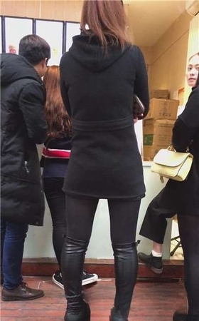 街拍丝袜打底裤皮靴美少妇