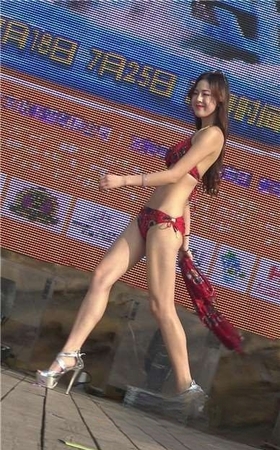 4k-性感长腿碎花大红色比基尼泳装MM。