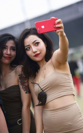 不断摇摆的紧身裙 [22P]
