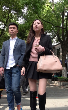 黑色高靴百褶裙美女