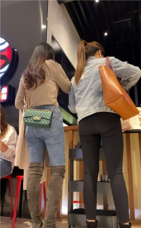 两个买衣服的紧身小姐姐