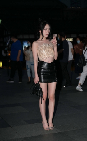 夜拍皮裙美腿性感美女 [20P]