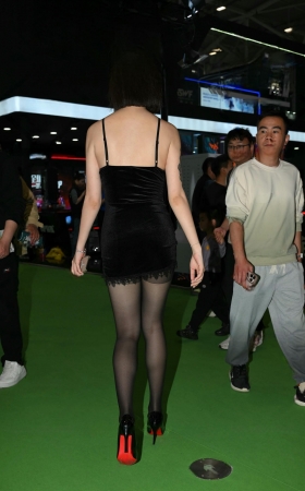 性感吊带裙，黑丝小姐姐 [19P]
