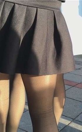 黑丝短裙牛仔外套小美女，阳光下丝袜显得格外靓丽