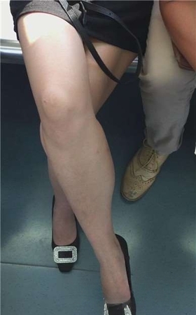 地铁上偶遇带着墨镜的美腿性感女孩。