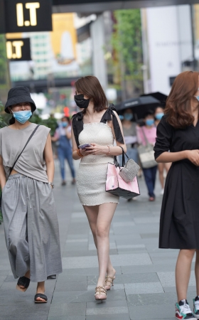 高挑白净的长腿美女