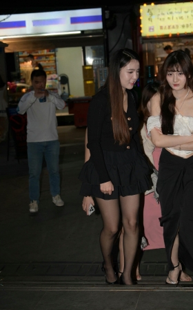 夜拍气质的嘿丝女人 [21P]