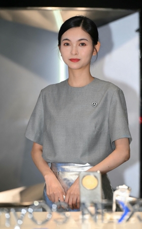 超薄丝咨客小姐姐 [18P]