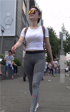 时尚的双肩包紧身裤美女