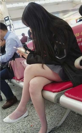 4k-高铁站候车室拍摄甜美雪白嫩腿清纯美女。