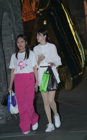 穿丝袜的女孩 [17P]