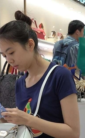 4K – 妹子一双嫩足保持得相当白净 [926 MB/MP4]