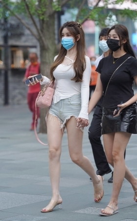 热裤大白腿