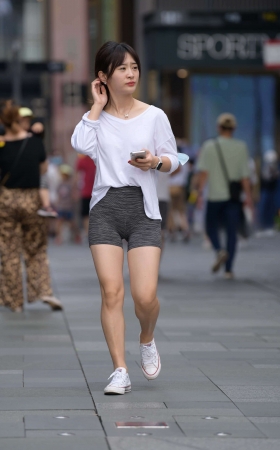 街拍短瑜伽裤小姐姐 [21P]