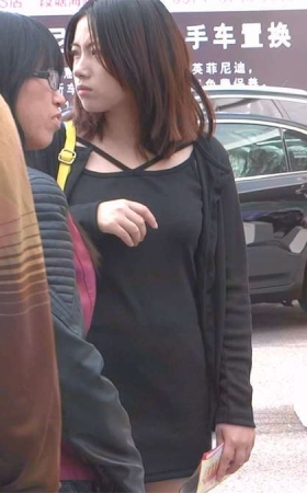 穿着白色高跟鞋的美女