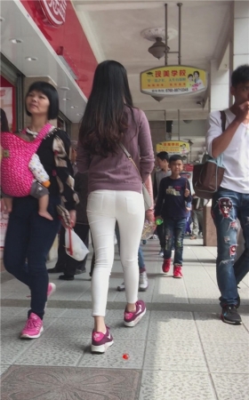 打着伞的白裤紧身妹子