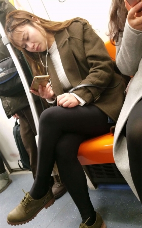 地铁拍摄灰色风衣黑色皮短裤丝袜美眉
