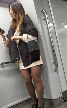 4K – 地铁上拍摄极品性感黑丝美腿气质女神