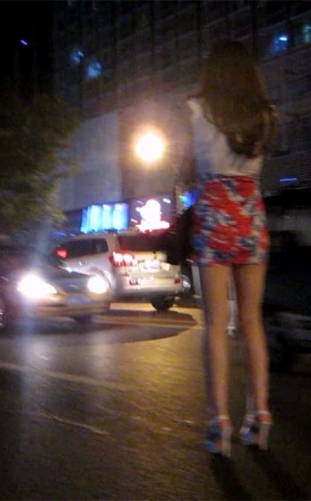透明上衣紧身包臀花裙打电话的美眉